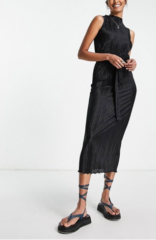 黑色削肩皺摺洋裝